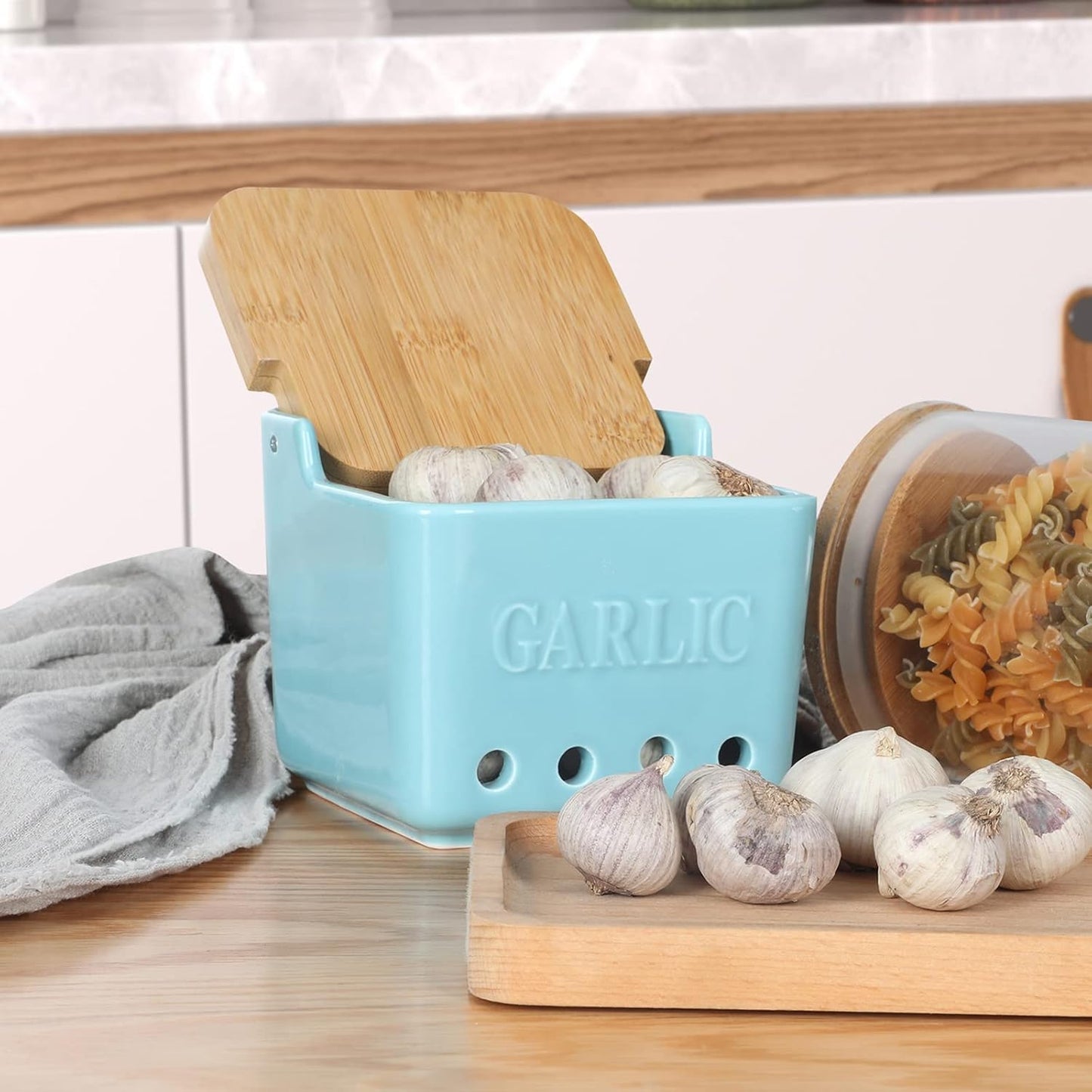 ONTUBE Garlic Keeper with Lid, Ceramic Garlic Holder Storage, Garlic Container for Kitchen, Garlic Saver to Keep Your Garlic Cloves Fresh Longer 4.7-Inch, Turquoise