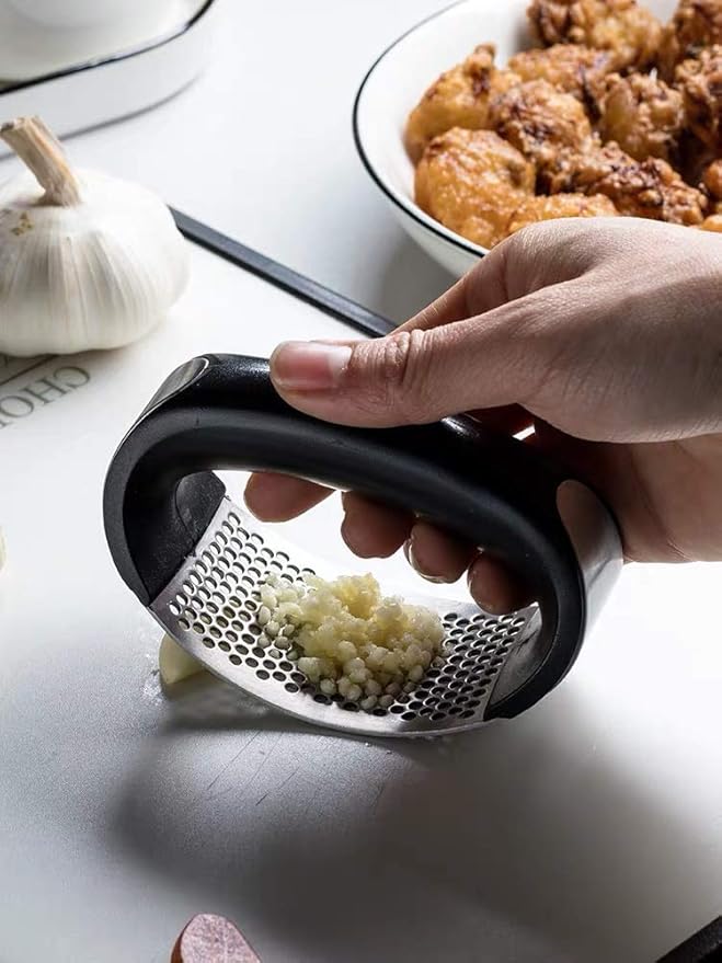 Garlic press kitchen tool garlic peeler stainless steel professional ginger crusher ergonomic labor-saving crusher (S)
