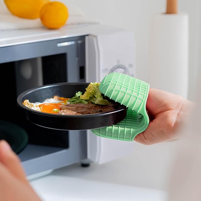 Mini Silicone Oven Mitts Set, Oven Mitts Heat Insulation, Oven Gloves for Kitchen Cooking and Baking, Protecting Fingers Mini Oven Hand Clips are Sold in Pairs (Square-Green)