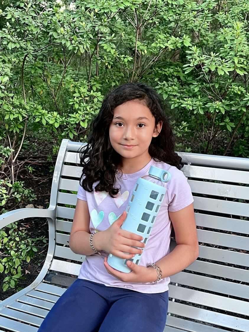 purifyou 40oz / 32oz / 22oz / 12oz Borosilicate Glass Water Bottle with Time & Volume Markers, Silicone Sleeve, Stainless Steel Lid – Reusable Glass Bottle for Water & Juice (32oz Ice Blue)