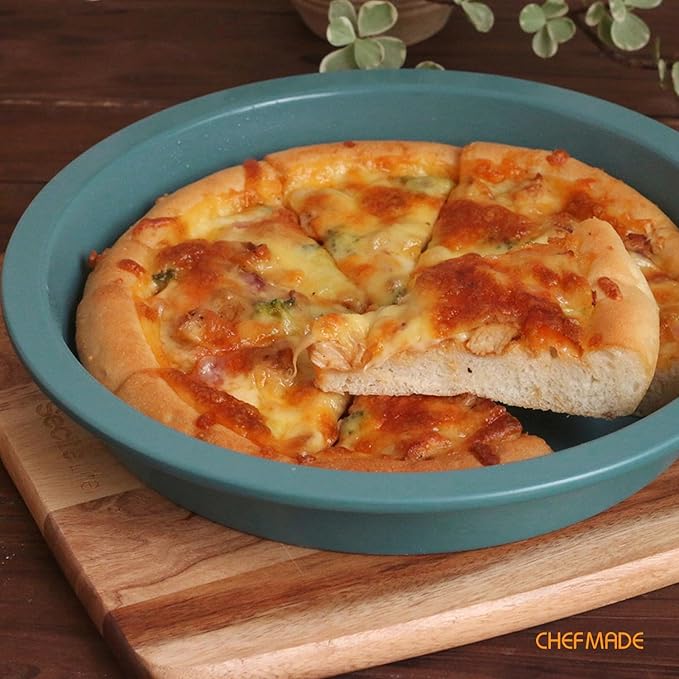 CHEFMADE Round Cake Pan, 9-Inch Non-Stick Pizza Pan and Pie Bakeware for Oven Baking (Green)
