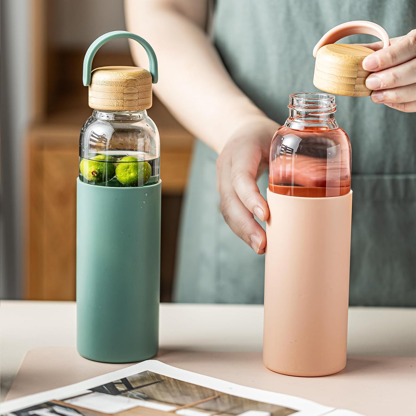 21oz Borosilicate Glass Water Bottles with Silicone Non-Slip Sleeve & Leak-Proof Lid-Reusable Drink Bottle for Office,Travel,Gym,Hiking-BPA Free,Ideal Gift for Home,Car &Fitness (Pink+Black)