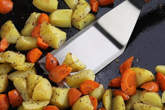 New Star Foodservice 36299 Wood Handle Heavy Duty Hamburger Turner/Spatula with Cutting Edge, 11.5"